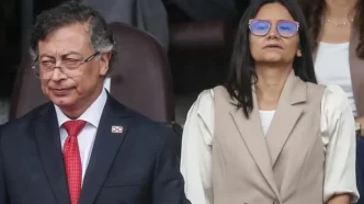 El expresidente Gustavo Petro y una acompañante durante un acto público oficial en Colombia.