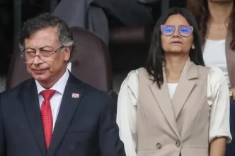 El expresidente Gustavo Petro y una acompañante durante un acto público oficial en Colombia.