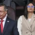 El expresidente Gustavo Petro y una acompañante durante un acto público oficial en Colombia.