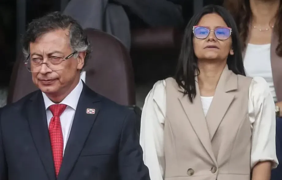 El expresidente Gustavo Petro y una acompañante durante un acto público oficial en Colombia.