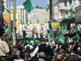 Multitud portando banderas verdes durante una manifestación del movimiento palestino Hamás.