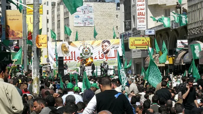 Multitud portando banderas verdes durante una manifestación del movimiento palestino Hamás.
