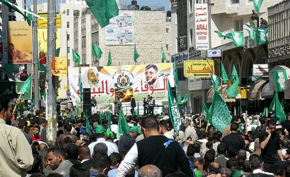 Multitud portando banderas verdes durante una manifestación del movimiento palestino Hamás.