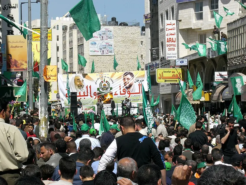 Multitud portando banderas verdes durante una manifestación del movimiento palestino Hamás.