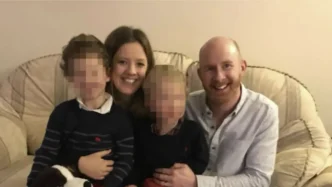 La doctora Hannah Terry posa en un sofá junto a su esposo Mark Cain y sus hijos.