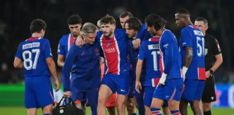 Khvicha Kvaratskhelia es retirado del terreno de juego lesionado y apoyado en los médicos y compañeros del PSG.