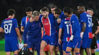 Khvicha Kvaratskhelia es retirado del terreno de juego lesionado y apoyado en los médicos y compañeros del PSG.