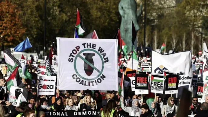 Manifestantes en Londres con pancartas de Stop the War Coalition y banderas palestinas.
