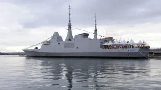 Fragata de la Marina Real de Marruecos Mohammed VI atracada en el puerto.