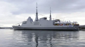 Fragata de la Marina Real de Marruecos Mohammed VI atracada en el puerto.