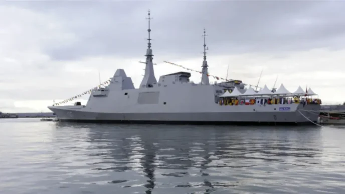 Fragata de la Marina Real de Marruecos Mohammed VI atracada en el puerto.
