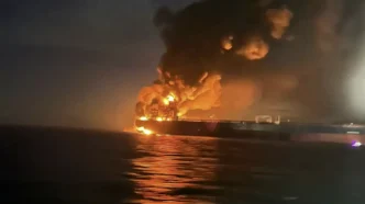 Petrolero ardiendo en llamas en el Mar Negro en medio de la noche con densas columnas de humo.