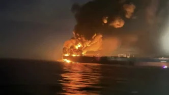 Petrolero ardiendo en llamas en el Mar Negro en medio de la noche con densas columnas de humo.
