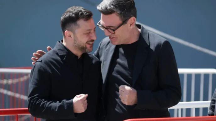 Volodímir Zelenski y Andy Burnham sonrientes dándose un abrazo.