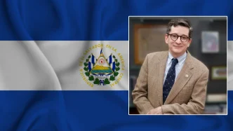 Retrato del embajador salvadoreño Francisco Alberto Lima Mena sobre la bandera oficial de El Salvador.