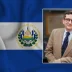 Retrato del embajador salvadoreño Francisco Alberto Lima Mena sobre la bandera oficial de El Salvador.