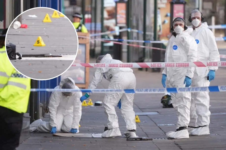 Agentes forenses vestida con trajes blancos de protección investigando la escena del tiroteo en Nottingham junto a un arma de fuego.