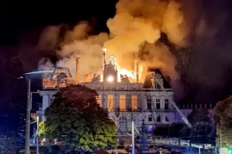 Incendio voraz devorando el tejado y la fachada del ayuntamiento histórico de Limoges durante las protestas en Francia.