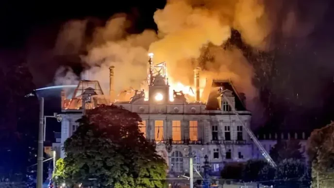 Incendio voraz devorando el tejado y la fachada del ayuntamiento histórico de Limoges durante las protestas en Francia.