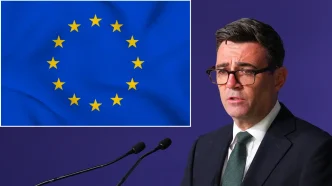 Andy Burnham en el atril con la bandera de la Unión Europea al fondo.