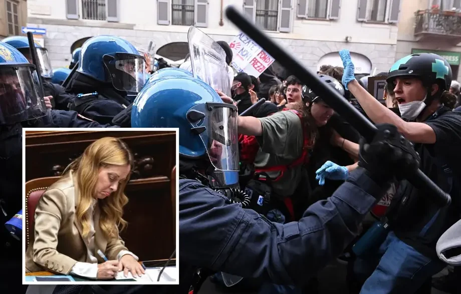 Choques de manifestantes con cascos y escudos contra agentes de policía antidisturbios en Milán, con recuadro inferior de Giorgia Meloni firmando.