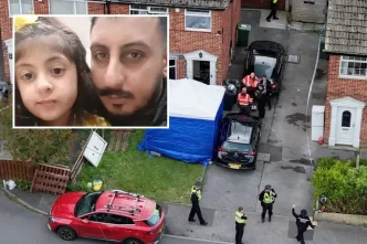 Vista aérea de la casa acordonada por la policía tras el incendio y un recuadro con la foto de Sohaib Ahmed y su hija Manahal