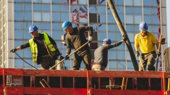 El salario anual mediano bruto de los trabajadores a tiempo completo en el Reino Unido superó por primera vez las 40.000 libras.