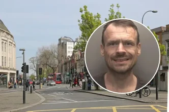 Retrato del fugitivo Anthony Lloyd en una medalla circular superpuesta sobre una calle de Lewisham en Londres.