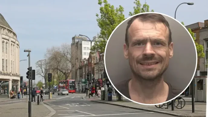Retrato del fugitivo Anthony Lloyd en una medalla circular superpuesta sobre una calle de Lewisham en Londres.