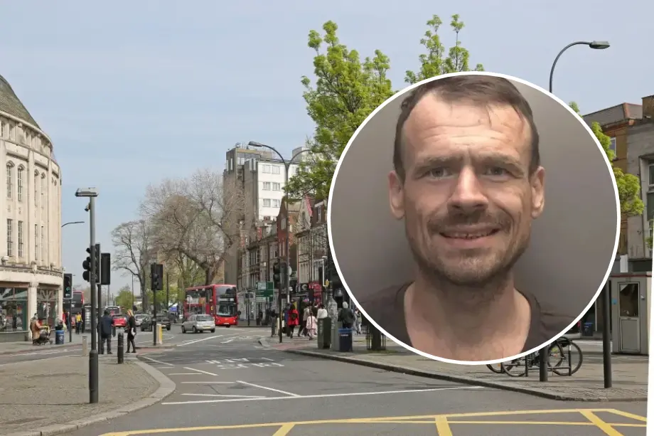 Retrato del fugitivo Anthony Lloyd en una medalla circular superpuesta sobre una calle de Lewisham en Londres.