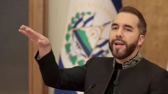 El presidente de El Salvador Nayib Bukele gesticulando con la mano extendida durante una rueda de prensa oficial.