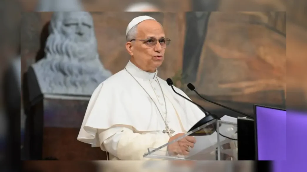 El papa León XIV con vestimenta blanca dando un discurso frente a un micrófono en el Vaticano.