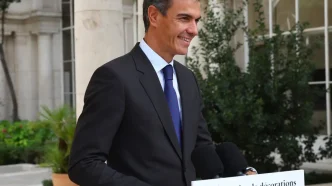Pedro Sánchez sonriendo detrás del atril durante una rueda de prensa en Madrid.