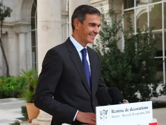 Pedro Sánchez sonriendo detrás del atril durante una rueda de prensa en Madrid.