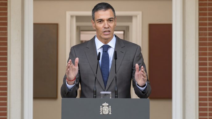 El presidente del Gobierno, Pedro Sánchez, con traje gris y corbata azul, dando una declaración institucional en el atril del Palacio de la Moncloa.