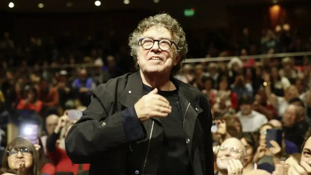 El cantautor argentino Piero sonríe mientras saluda al público durante un concierto.