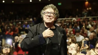 El cantautor argentino Piero sonríe mientras saluda al público durante un concierto.