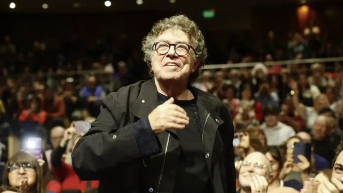 El cantautor argentino Piero sonríe mientras saluda al público durante un concierto.