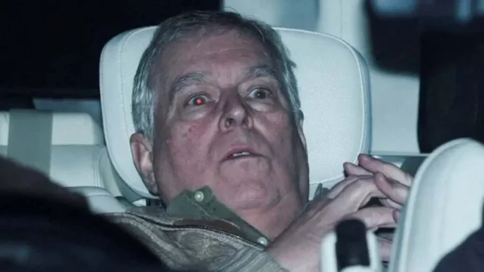 Andrés Mountbatten-Windsor en el asiento trasero de un coche tras una comparecencia judicial o policial.