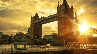 El Puente de la Torre de Londres bañado por la luz dorada del atardecer sobre el río Támesis.