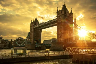 El Puente de la Torre de Londres bañado por la luz dorada del atardecer sobre el río Támesis.