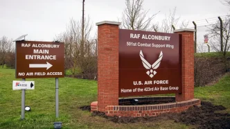 Letrero de entrada principal a la base aérea militar de la RAF en el Reino Unido.