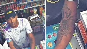 Fotografía de cámara de seguridad de un hombre con gorra negra, camiseta tie-dye azul y rosa, y tatuajes detallados en el brazo izquierdo.