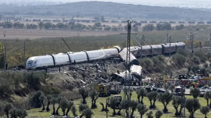 Equipos de rescate y emergencias junto a los vagones descarrilados del accidente ferroviario entre Urda y Los Yébenes.
