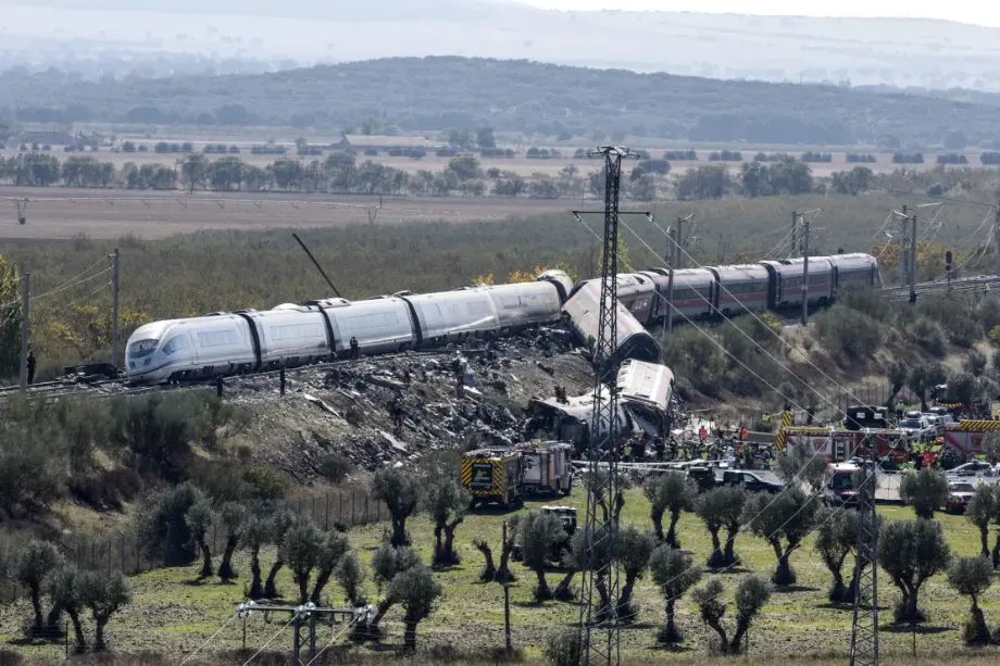 Equipos de rescate y emergencias junto a los vagones descarrilados del accidente ferroviario entre Urda y Los Yébenes.
