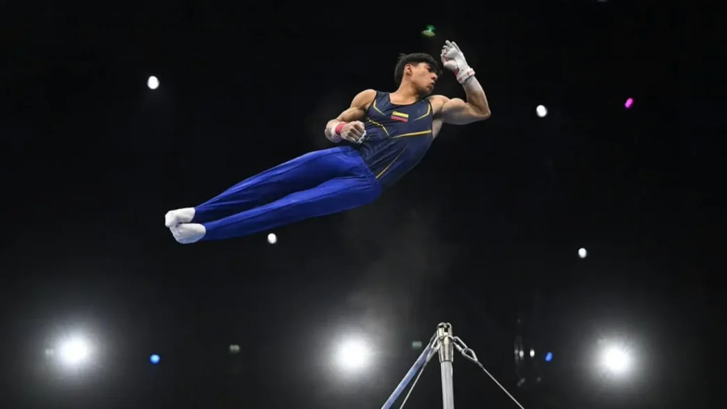 Gimnastas compitiendo con concentración y fuerza en el aparato de gimnasia artística.
