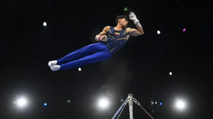 Gimnastas compitiendo con concentración y fuerza en el aparato de gimnasia artística.