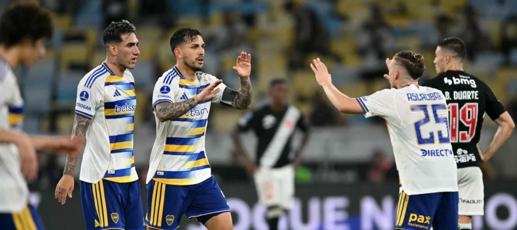 Leandro Paredes y sus compañeros de Boca Juniors celebran efusivamente un gol en el Estadio Maracaná ante Vasco da Gama.