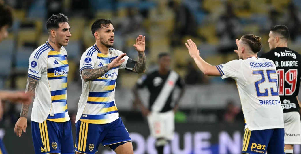 Leandro Paredes y sus compañeros de Boca Juniors celebran efusivamente un gol en el Estadio Maracaná ante Vasco da Gama.