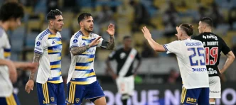 Leandro Paredes y sus compañeros de Boca Juniors celebran efusivamente un gol en el Estadio Maracaná ante Vasco da Gama.